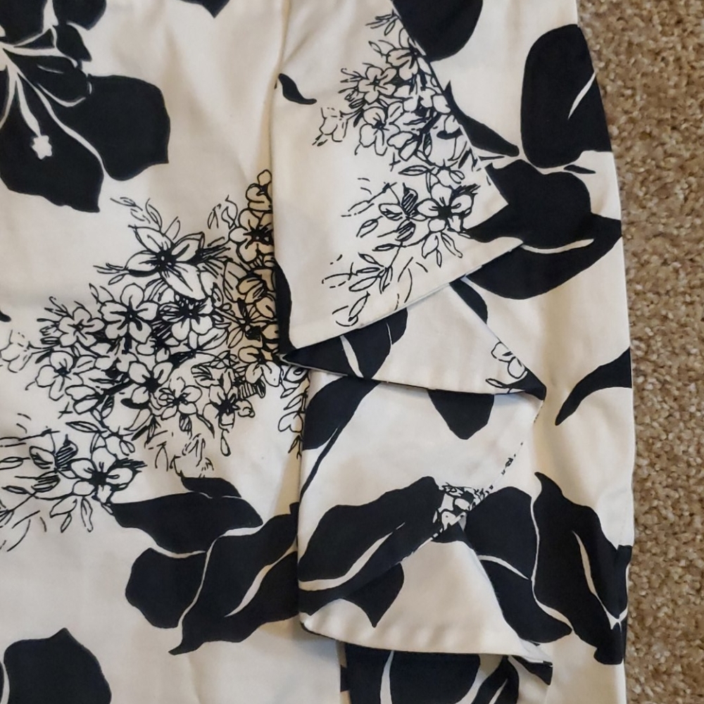 Floral skirt with ruffled slit - Picture 2 of 4